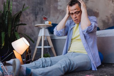 Dün gece reminiscing karışık olgun adam