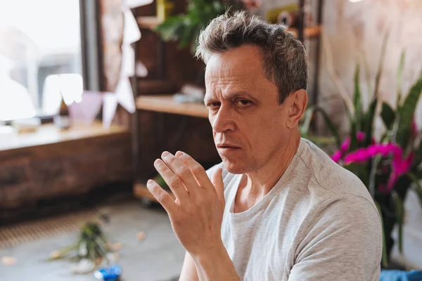 Sessizlik isteyen deli olgun adam