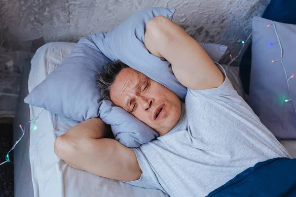 Lelah orang dewasa ingin tidur — Stok Foto