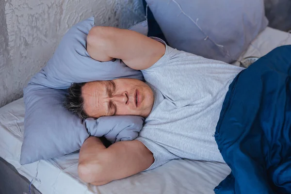 Hombre maduro cansado deseando dormir — Foto de Stock
