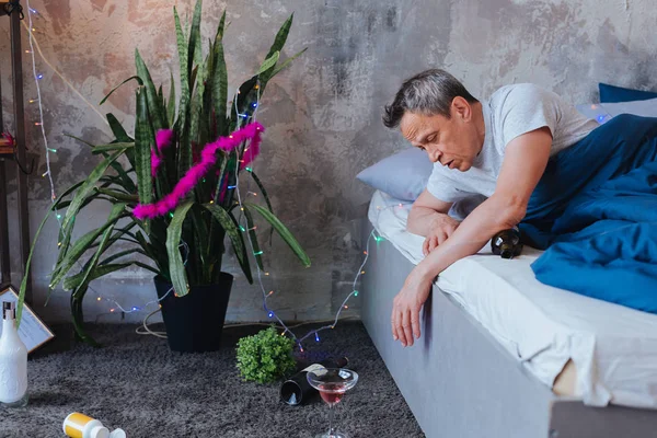 İçki isteyen hasta olgun adam