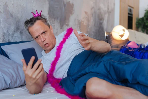 Mesajları kontrol şok olgun adam