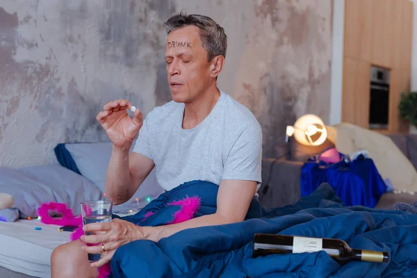 Sakin olgun adam alarak hap