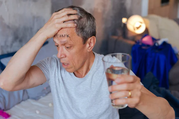 Hombre maduro agotado que desea agua — Foto de Stock