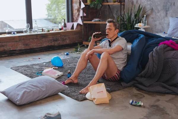 Alkol yorgun olgun adam