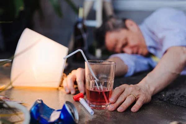 昏昏欲睡的成熟男子显示酒精中毒症状 — 图库照片