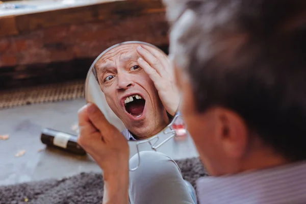 Startled moden mand mangler tand - Stock-foto