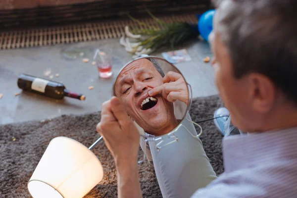 Triste hombre maduro descubriendo la pérdida de dientes — Foto de Stock