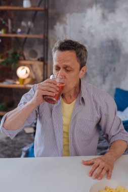 Domates suyu zevk üzgün olgun adam