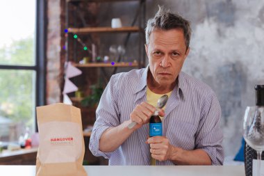 İlaç kullanan deli olgun adam