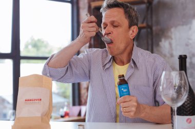 Uyuşturucu kullanan konsantre olgun adam