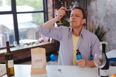 Rahatlamış olgun adam kür akşamdan kalma