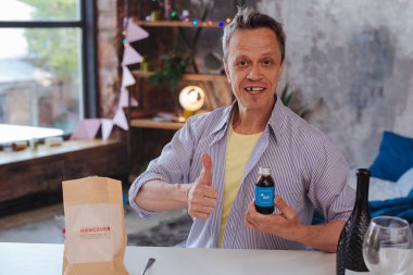 Akşamdan kalma işaretleri azaltmak memnun olgun adam