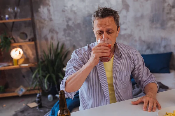 Trajik alıcı domates suyu