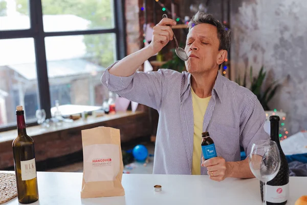 Rahatlamış olgun adam kür akşamdan kalma