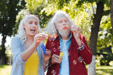 Sabun köpüğü üfleme güzel mutlu çift