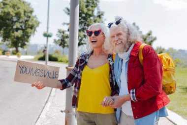 Mutlu evli çift birlikte ayakta