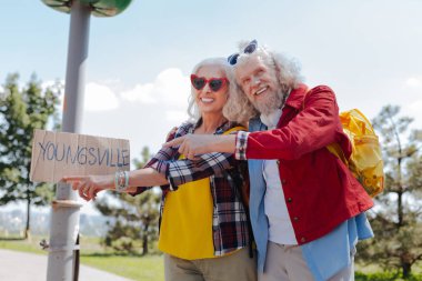 Mutlu mutlu çift için bir araba arıyorum