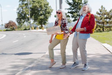 Neşeli yaşlı insanlar gülüyor