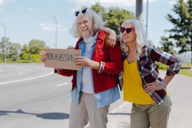 Yola yakın duran neşeli yaşlı insanlar