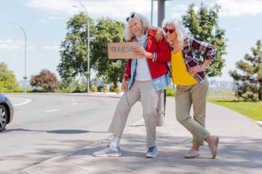 Neşeli mutlu insanlar gülüyor