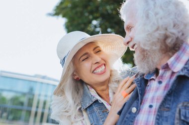 Bir şapka giyen olumlu memnun kadın