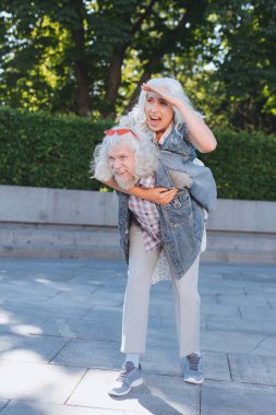 Neşeli yaşlı kadın gülüyor