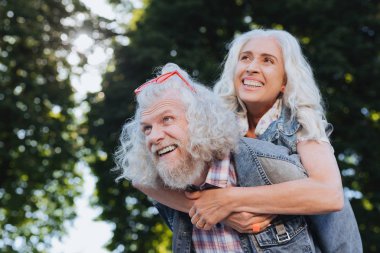 Parkta olumlu neşeli insanlardan