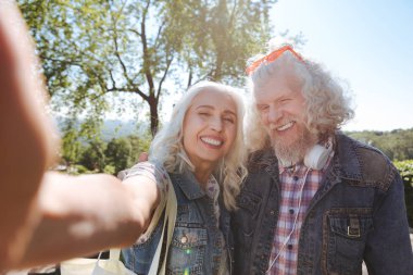 Bir kamera tutan neşeli yaşlı kadın