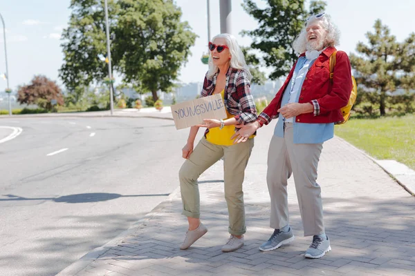 Neşeli yaşlı insanlar gülüyor