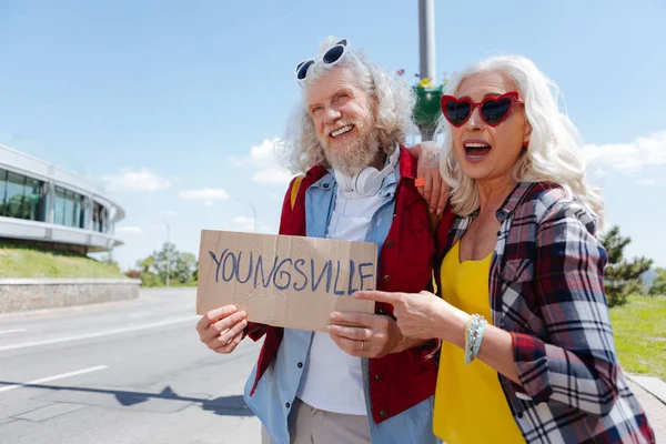 Freudig entzücktes Paar fährt nach Youngsville — Stockfoto