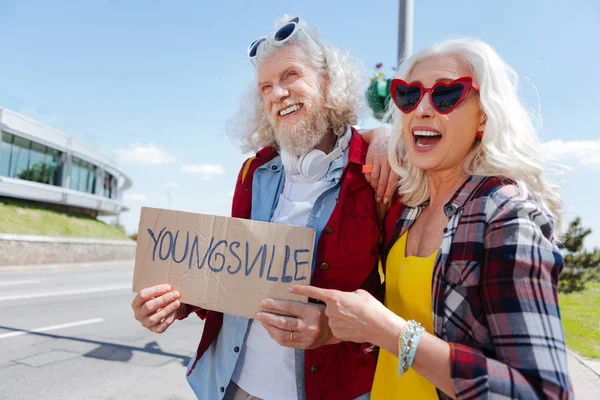 Alegre pareja de ancianos en busca de un paseo —  Fotos de Stock