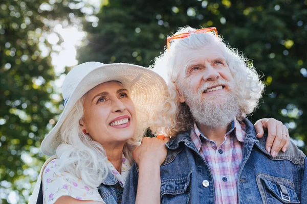 Feliz pareja alegre estar en un gran estado de ánimo —  Fotos de Stock