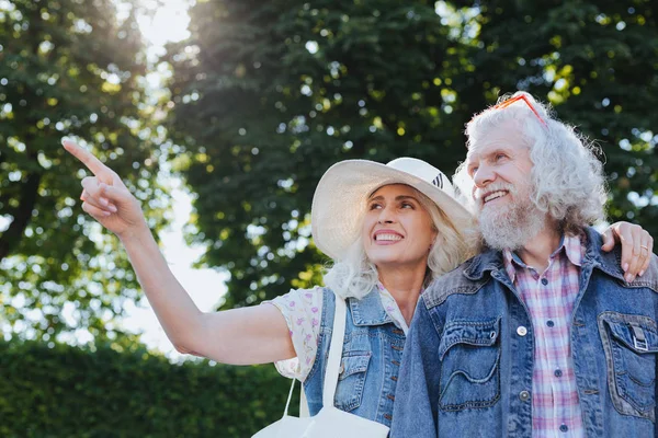 Eliyle işaret neşeli güzel kadın