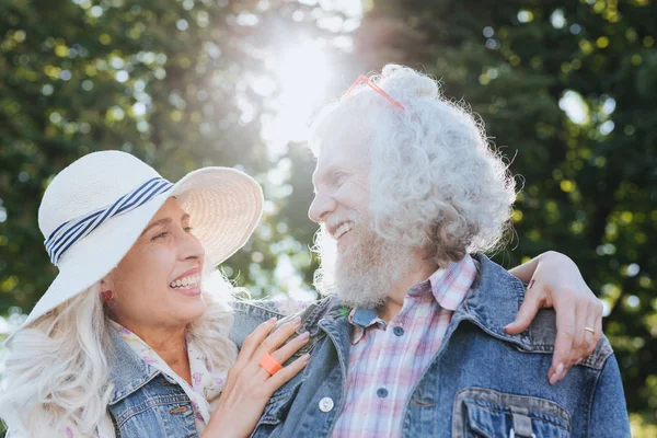 Güzel yaşlı kadın kocası sarılma