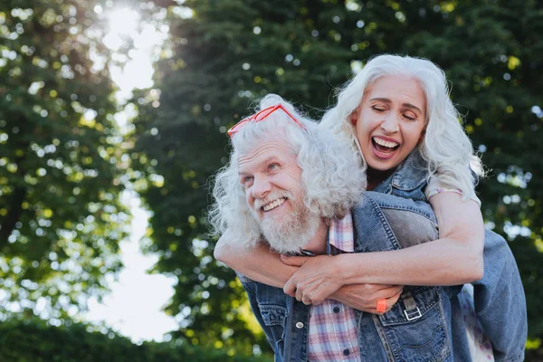 Gülümseyen neşeli güzel kadın