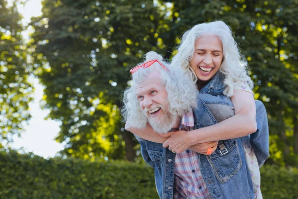 Deliziato uomo positivo che tiene la moglie — Foto Stock