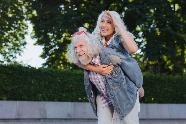 Nettes Hippie-Paar genießt das Leben — Stockfoto