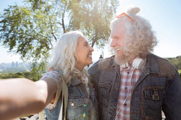 Neşeli pozitif çift birbirine bakarak