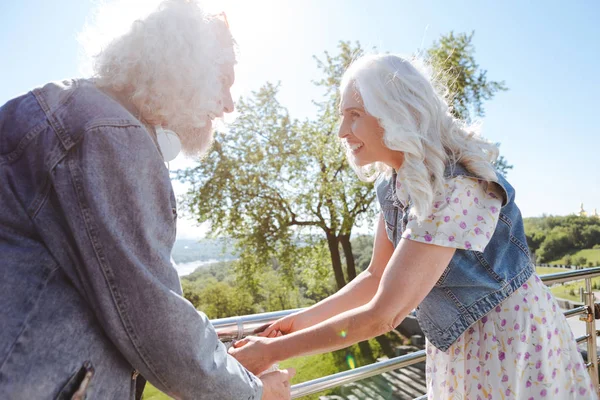 Glad trevlig par står på bron — Stockfoto