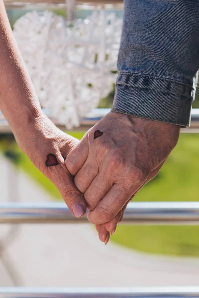 Pequeños Corazones Primer Plano Las Manos Agradable Pareja Anciana Con —  Fotos de Stock