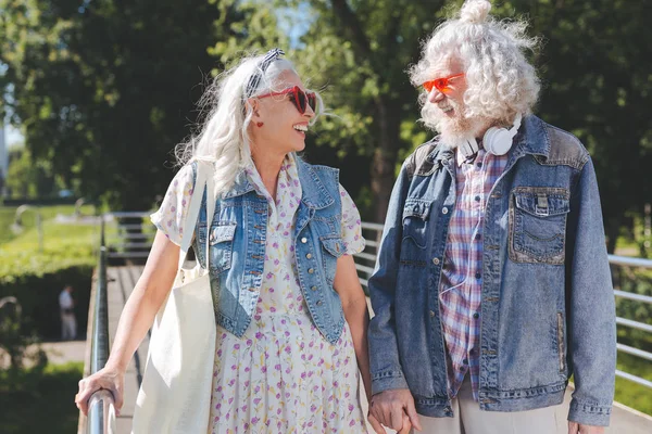 Casal idoso alegre caminhando juntos — Fotografia de Stock