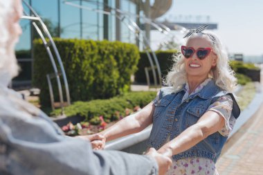 Koca elleri tutan güzel neşeli kadın