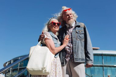 Manzarayı olumlu mutlu çift