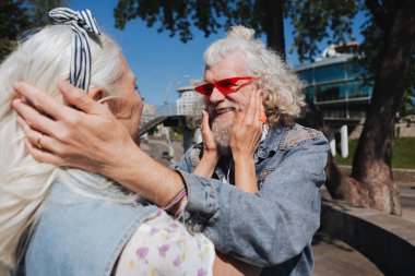 Güzel yaşlı çift birbirine bakarak