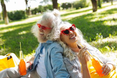 Neşeli mutlu çift içecekler