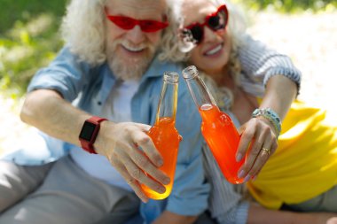 Cam şişeler ve seçici odak birlikte şakırdayan