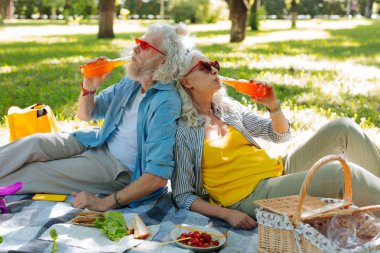 İçkilerini zevk mutlu güzel çift