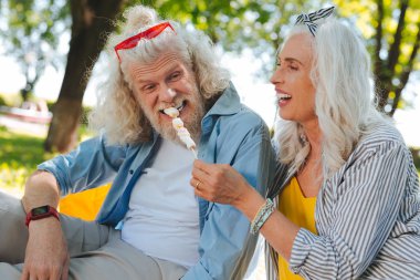 Güzel neşeli çift yemek yeme