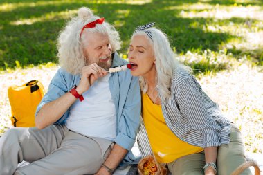 Mutlu güzel adam karısını besleme